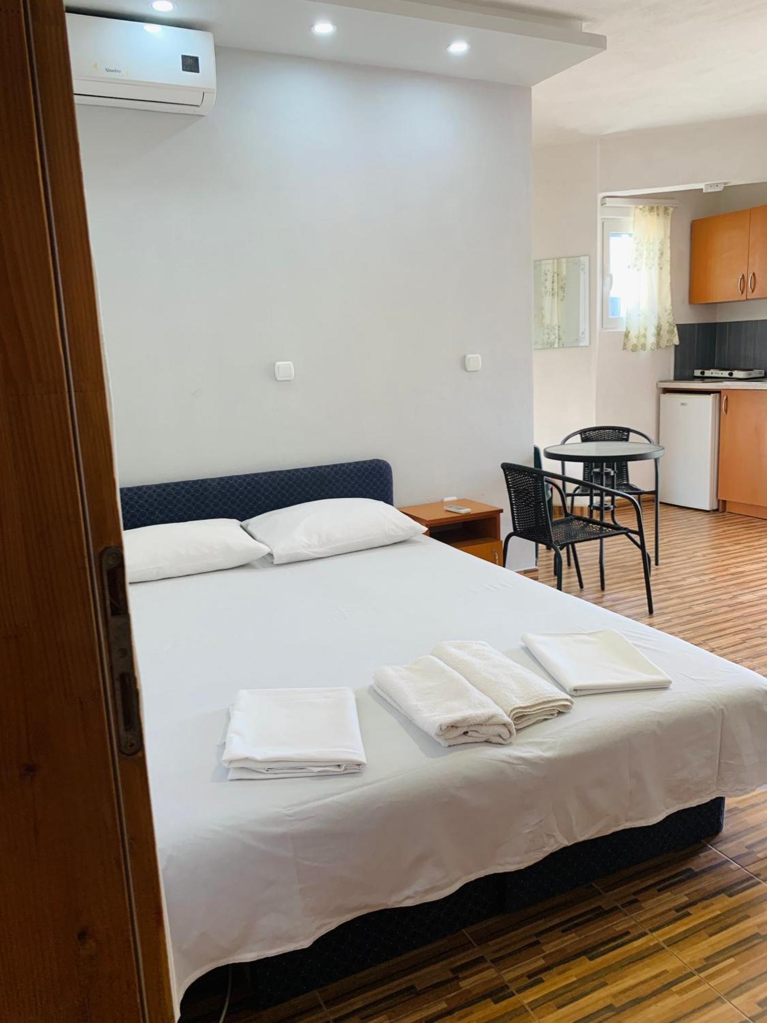 Apartments Delfin Ulcinj Bagian luar foto