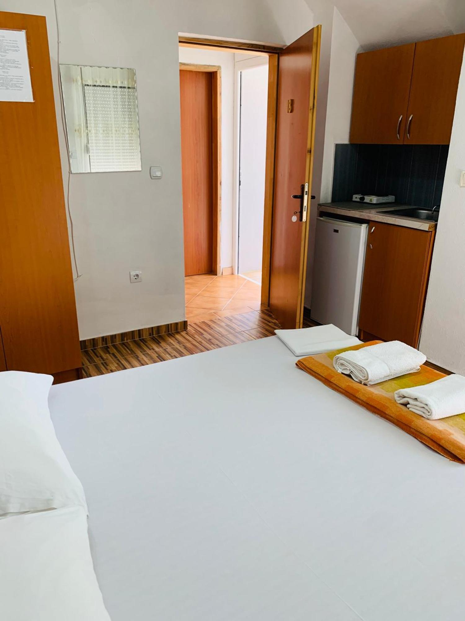 Apartments Delfin Ulcinj Bagian luar foto