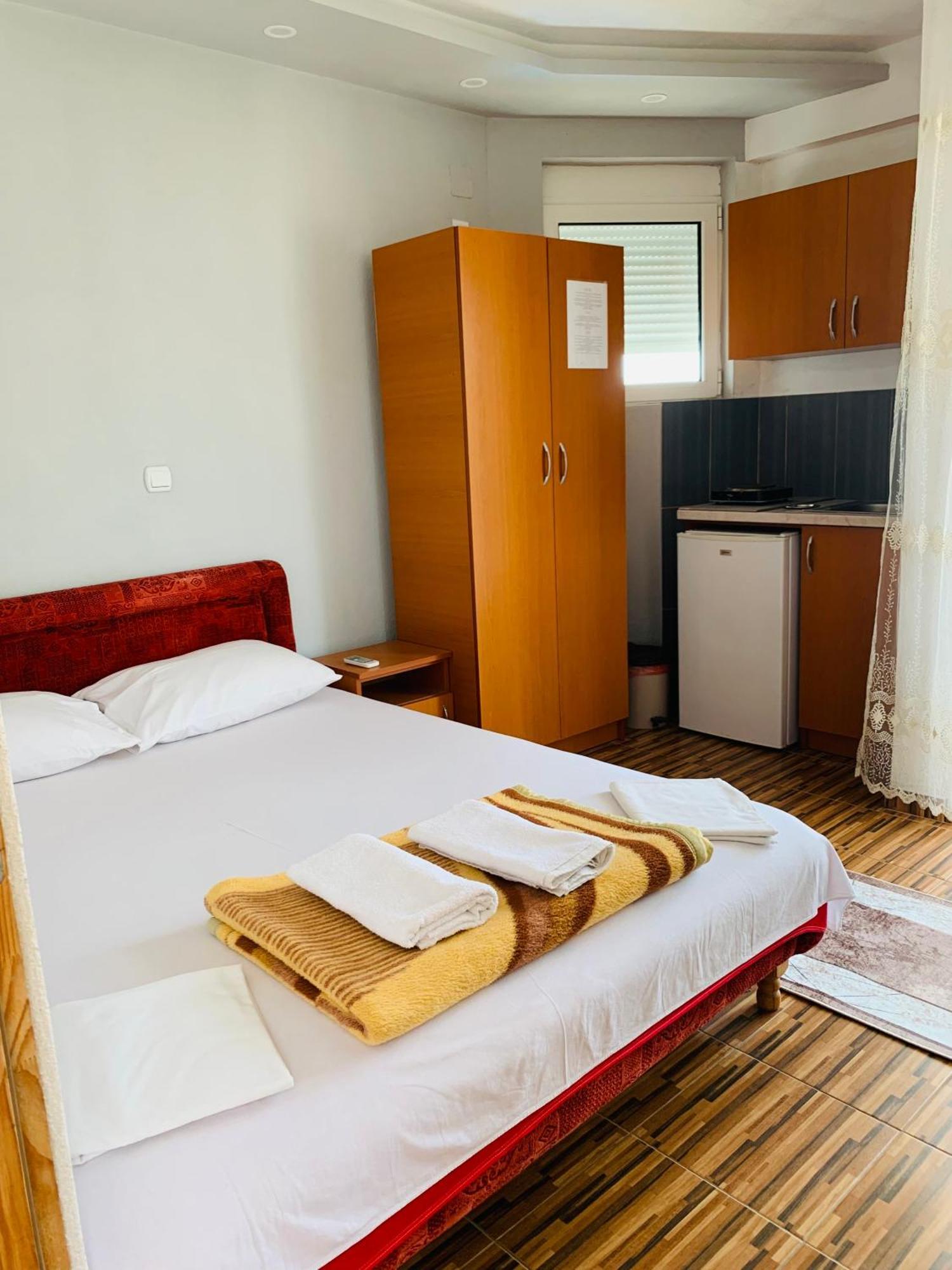 Apartments Delfin Ulcinj Bagian luar foto