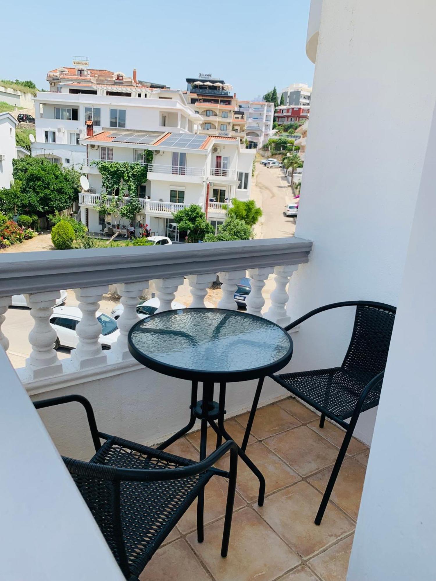 Apartments Delfin Ulcinj Bagian luar foto