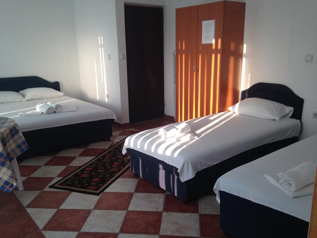 Apartments Delfin Ulcinj Bagian luar foto