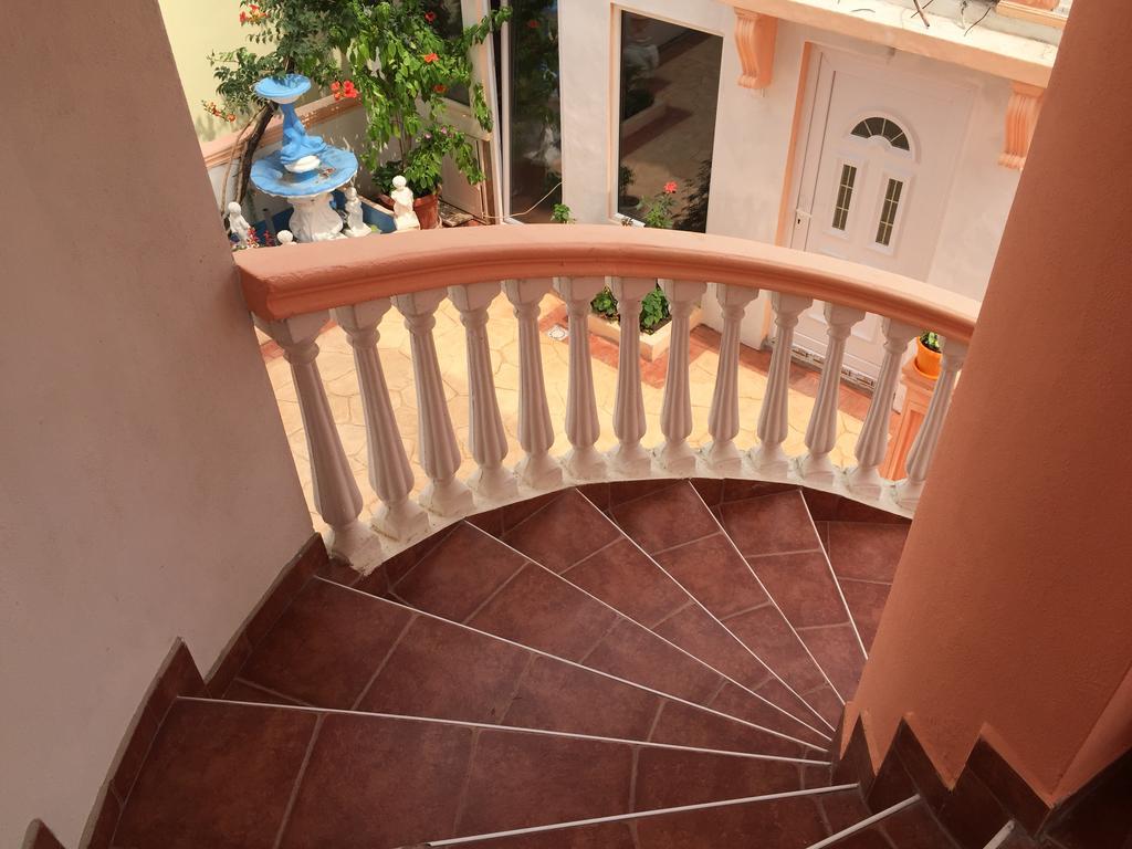 Apartments Delfin Ulcinj Bagian luar foto